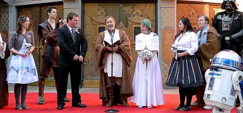 Star Wars koppel geeft elkaar het jawoord op de premiere van T...