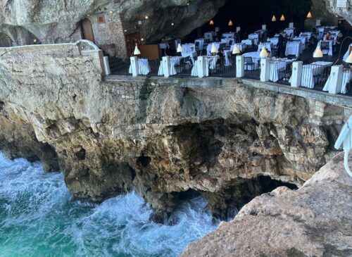 Dineren mét uitzicht bij het Italiaanse restaurant Grotta Pal...