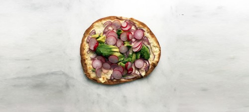 Lunchtip: flammkuchen met radijs, avocado en geitenkaas