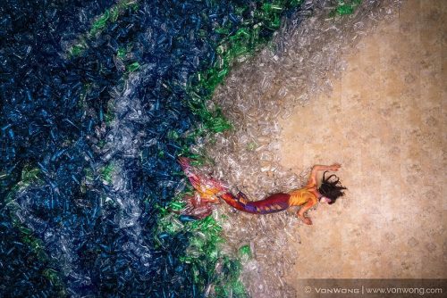 Zeemeerminnen zwemmen in een zee van afval